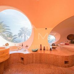 Ein Bad mit Ruhebreich und eine Aussicht zum Träumen bietet das "Bubble Palace" seinem neuen Besitzer.