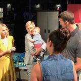 Was Millionen von Menschen nie schaffen werden, schafft dieses kleine Baby. Boomer lässt sich von Moderatorin Ellen DeGeneres tragen und herzen.