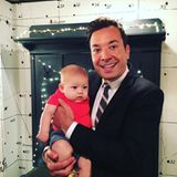 Während Entertainer Jimmy Fallon total glücklich über den kleinen Boomer auf dem Arm wirkt, scheint Boomer nicht im geringsten beindruckt zu sein.
