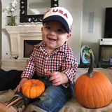 Einfach nur niedlich: Boomer Phelps lebt den amerikanischen Traum. Verkleidet als ein amerikanischer Holzfäller in Jeans, Karohemd, Stiefeln und Cappy, kann Halloween ja endlich kommen.