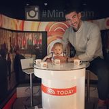 Habt acht ihr Moderatoren da draußen. Boomer Phelps moderiert im US-Fernsehen die Todayshow. Er braucht zwar noch die Rückendeckung von Papa Michael Phelps, aber der Nachwuchs schläft nicht.