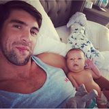 Michael Phelps: "Boomer sagt, wo's langgeht", schreibt Michael Phelps unter dieses Foto. Offenbar heißt das zu diesem Zeitpunkt: Einmal kuscheln, bitte.