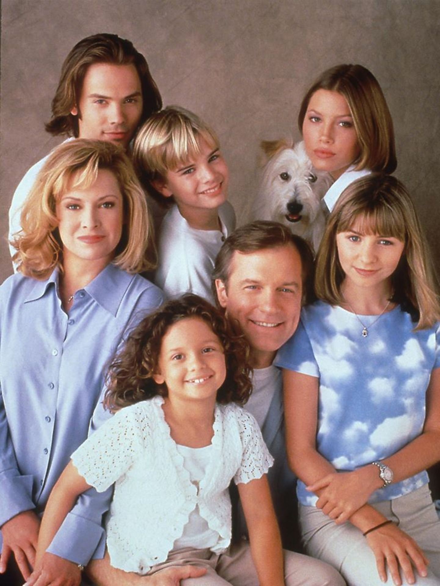 Von 1996-2007 flimmert die beliebte Serie "Eine himmlische Familie" (Originaltitel: "7th Heaven") über das Leben von Familie Camden in einer kalifornischen Kleinstadt über unsere Bildschirme. Nach 11 Staffeln ist Schluss.