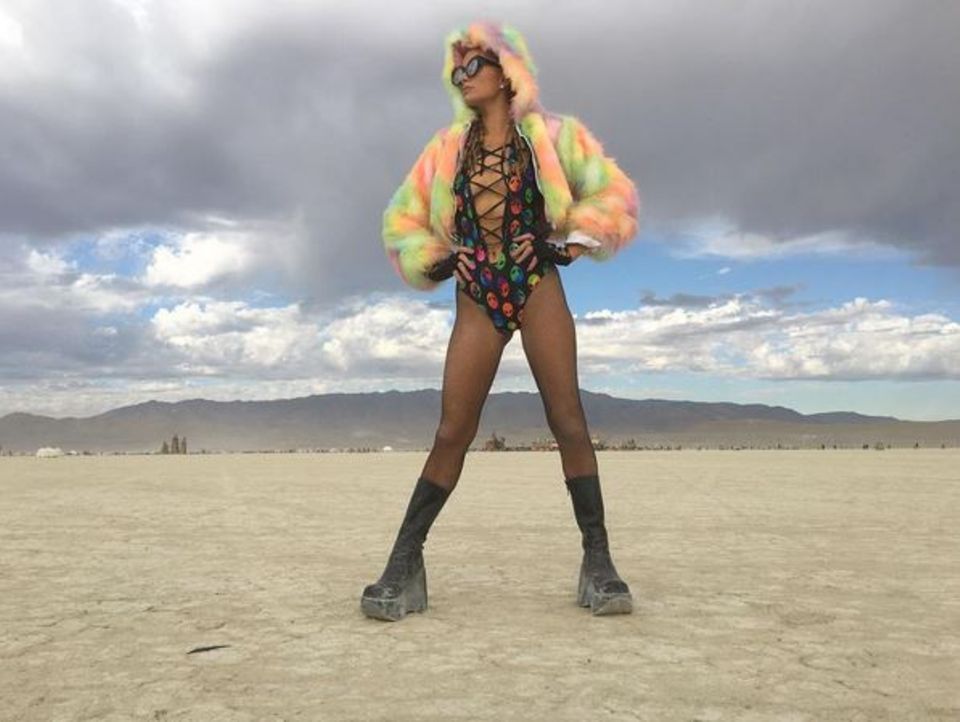 Paris Hilton macht es Nina Agdal gleich. Auch sie hat sich für einen Monokini zum Schnüren entschieden, kombiniert diesen aber cool statt sexy. Das Stichwort lautet hier: lässiges Neon-Fakefur. Paris Hilton macht es Nina Agdal gleich. Auch sie hat sich für einen Monokini zum Schnüren entschieden, kombiniert diesen aber cool statt sexy. Das Stichwort lautet hier: lässiges Neon-Fakefur.