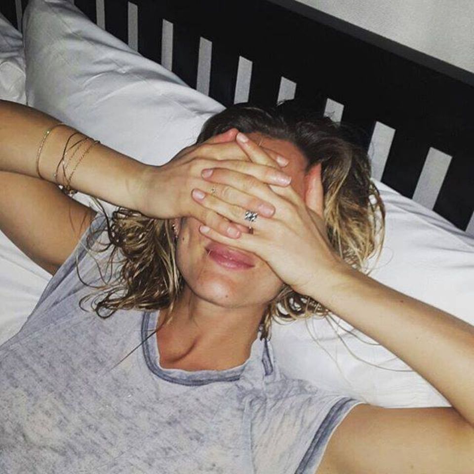 Kann jemand das Licht ausknipsen? Bar Refaeli wehrt sich gegen das aufwachen und verdeckt ihre Augen vor dem grellen Licht. Ganz sympathisch dabei, sie schläft in einem verwaschenen Shirt, wie vermutlich viele von uns. Kann jemand das Licht ausknipsen? Bar Refaeli wehrt sich gegen das aufwachen und verdeckt ihre Augen vor dem grellen Licht. Ganz sympathisch dabei, sie schläft in einem verwaschenen Shirt, wie vermutlich viele von uns.