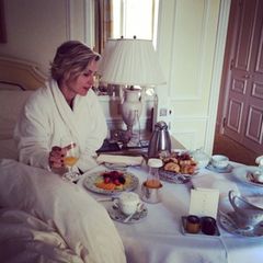 Elsa Pataky weiß eben wie man das Leben genießt. Es gibt nichts besseres als ein Frühstück im Bett und das auch noch in der Stadt der Liebe.