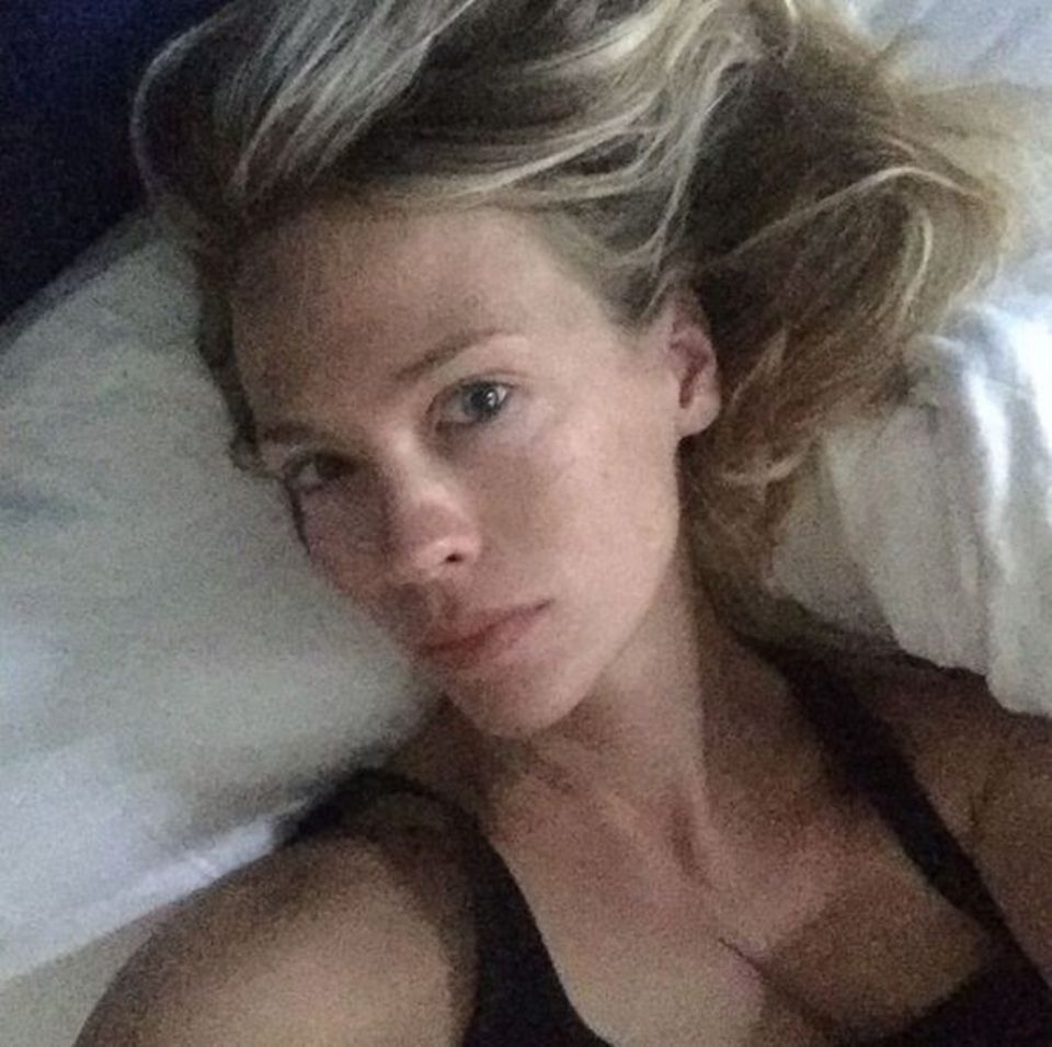Ein sehr beliebter Selfiespot ist und bleibt das Bett, January Jones macht es hier vor. Ein sehr beliebter Selfiespot ist und bleibt das Bett, January Jones macht es hier vor.
