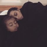 So friedlich und entspannt: Kim Kardashian und North West sind tief und fest eingeschlafen.
