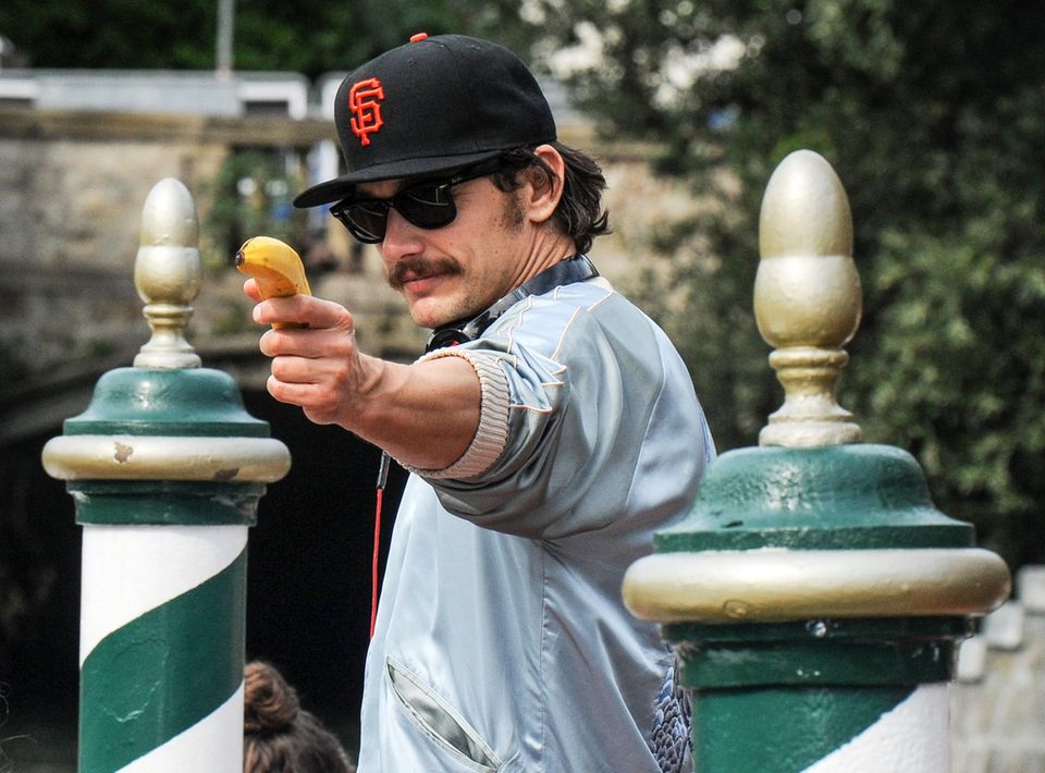 Hände hoch! James Franco zielt mit einer Banane auf die Paparazzi. Hände hoch! James Franco zielt mit einer Banane auf die Paparazzi.