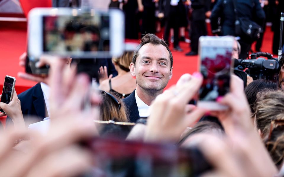 Hallöchen! Hauptdarsteller Jude Law grüßt bei der Premiere von "The Young Pope" die Fans.