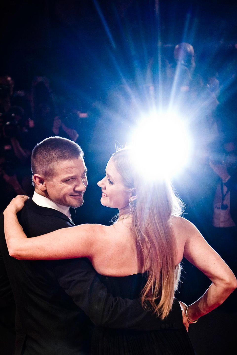 Bei der "Arrival"-Premiere strahlen Jeremy Renner und Amy Adams mit dem Blitzlicht um die Wette.