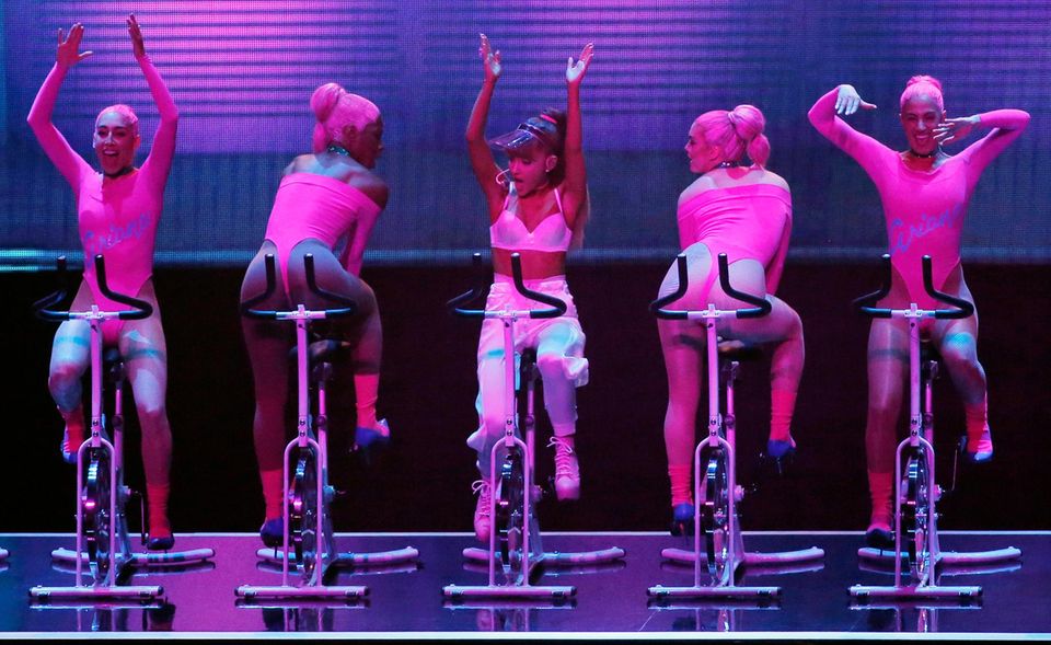 Ariana Grande und ihre Tänzerinnen zeigen auf Spinning-Rädern, wie fit sie sind.