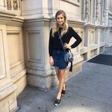 Die Fashionista trägt einen Rock von Rag & Bone, Schuhe von Valentino und eine Tasche von "Tory Burch".