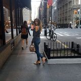 Accessoire-Expertise: Ihre Handtasche und Ankle Boots hat Fashionista Cathy Hummels farblich aufeinander abgestimmt.