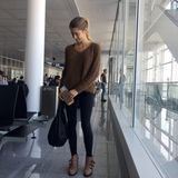 Boarding Time am Münchner Flughafen: Cathy reist in einer bequemen Leggings von Victoria's Secret, kombiniert dazu einen Pullover von Marc Cain, "Susanna"-Boots von Chloé und eine schwarze Tasche von Bottega Veneta.