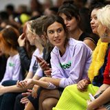Zusammen mit Pixie Geldof sieht sich Alexa Chung die Fashion-Show von Ashley Williams an.