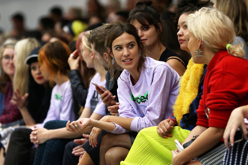 Zusammen mit Pixie Geldof sieht sich Alexa Chung die Fashion-Show von Ashley Williams an.