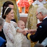 9. September 2016  Seinen ersten Orden bekommt Alexander noch in der Kirche verliehen - und die Finger von Opa Carl Gustaf, dem Ordenanstecker, möchte er gar nicht wieder loslassen.
