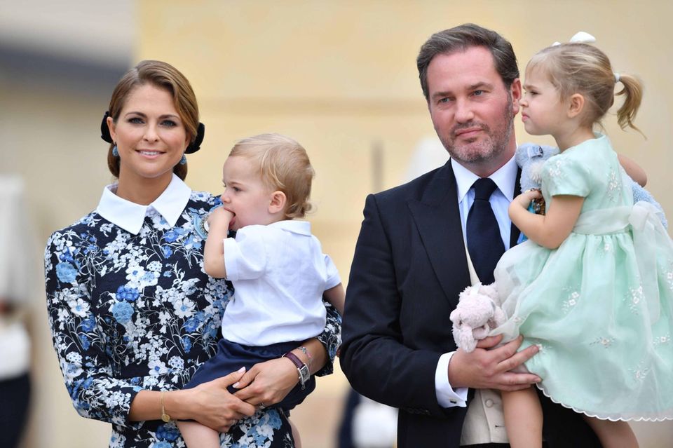 9. September 2016 Prinzessin Madeleine hat Nicolas auf dem Arm, Chris O'Neill Töchterchen Leonore. Und Kuscheltier "Kaninen". 9. September 2016 Prinzessin Madeleine hat Nicolas auf dem Arm, Chris O'Neill Töchterchen Leonore. Und Kuscheltier "Kaninen".