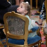 9. September 2016  Prinzessin Leonore, die sich schon bei Prinz Oscars Taufe im Mai als wahrer Wirbelwind präsentiert hatte, schaut sich sitzend erst einmal ein wenig in der Kirche um.