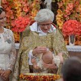 9. September 2016  Erzbischöfin Antje Jackelén träufelt vorsichtig Wasser über Alexanders Kopf und tauft ihn damit.