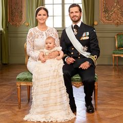 Voller Stolz posieren Prinzessin Sofia und Prinz Carl Philip mit Söhnchen Prinz Alexander für ein Familienfoto zur Taufe.