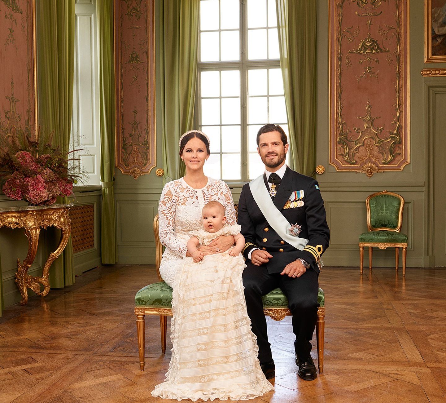 Voller Stolz posieren Prinzessin Sofia und Prinz Carl Philip mit Söhnchen Prinz Alexander für ein Familienfoto zur Taufe.