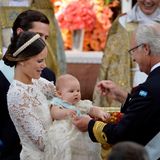9. September 2016  König Carl Gustaf hat schon Übung darin, seinen kleinen Enkelkindern den Seraphinenorden anzuheften.