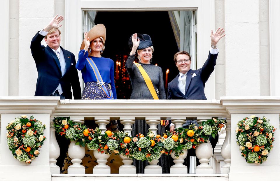 Die niederländische Balkonszene: Das Königspaar winkt gemeinsam mit Prinzessin Laurentien und Prinz Constantijn zur Menschenmenge im Schlosshof.
