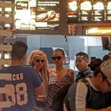 Ein Model im Burgerladen? Klar doch! Nach der Show von Marc Jacobs gehen Irina Shayk und Stella Maxwell erst einmal auf Fast-Food-Jagd.