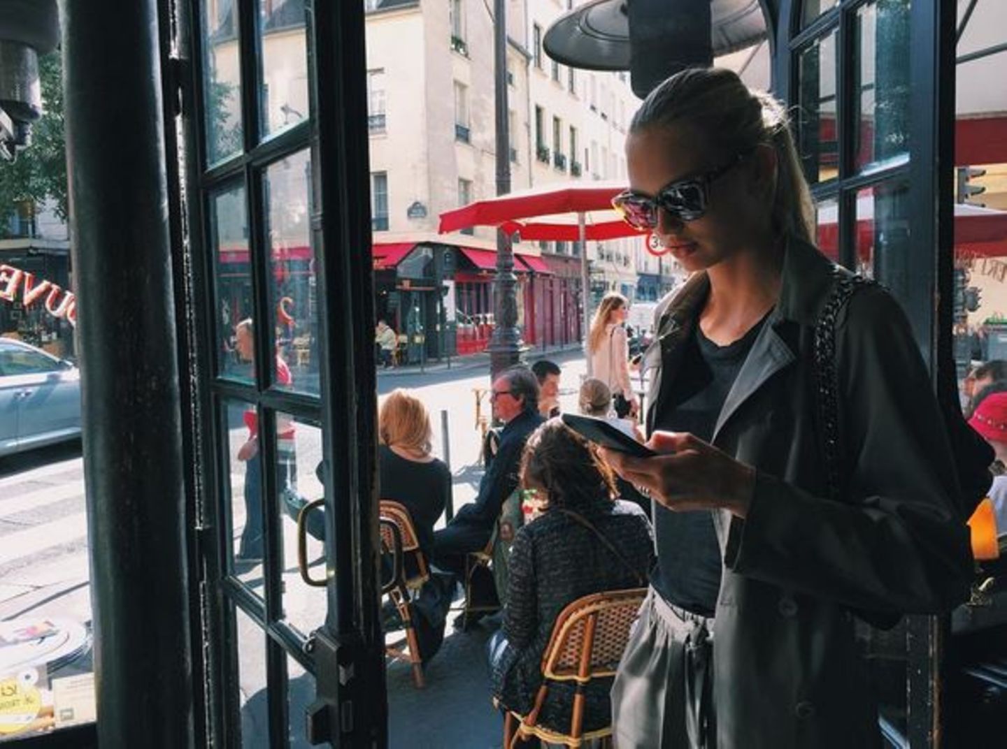 Wenn sie nicht gerade auf dem Catwalk ist, genießt Romme Strijd die spätsommerliche Atmosphäre in den Pariser Cafés.