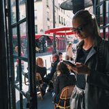 Wenn sie nicht gerade auf dem Catwalk ist, genießt Romme Strijd die spätsommerliche Atmosphäre in den Pariser Cafés.