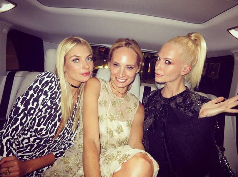 Ein Taxi voll von Blondinen. Auf dem Weg zur "Vogue: Voice Of A Century"-Party teilt sich Jessica Hart die Rücksitzbank mit Poppy Delevingne und Lauren Santo Domingo. Ein Taxi voll von Blondinen. Auf dem Weg zur "Vogue: Voice Of A Century"-Party teilt sich Jessica Hart die Rücksitzbank mit Poppy Delevingne und Lauren Santo Domingo.