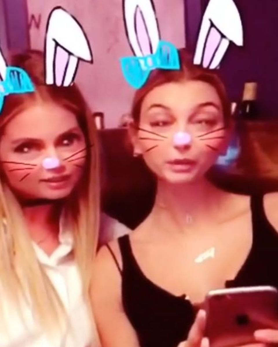 Doutzen Kroes und Hailey Baldwin toben sich nach dem Essen auf Snapchat aus. Der Bunny-Filter hat es ihnen dabei besonders angetan.