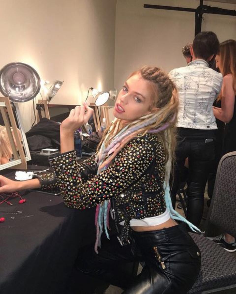 Wenn die Show erst einmal gelaufen ist, kehrt auch backstage wieder Ruhe ein. So hat Stella Maxwell alle Zeit der Welt, sich und ihre "Marc-Jacobs-Dreadlocks" in Szene zu setzen.