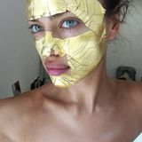 Wie Irina Shayk ihren perfekten Glow-Teint während der Fashionweek hält, zeigt sie auf Instagram. Am Morgen vor der "Versace"-Show trägt sie eine Goldmaske von "Mimi Luzon" auf.