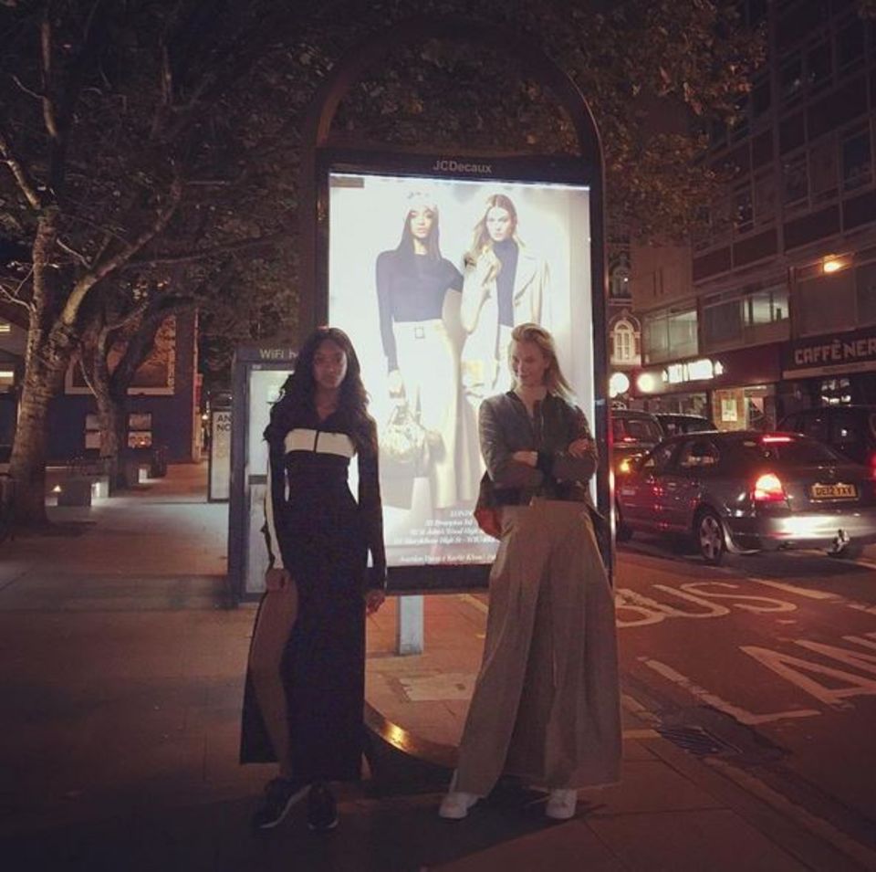 "Das sind doch wir!" - Karlie Kloss und Jourdan Dunn genießen Zeit zu zweit und laufen dabei scherzend durch Londons Straßen.