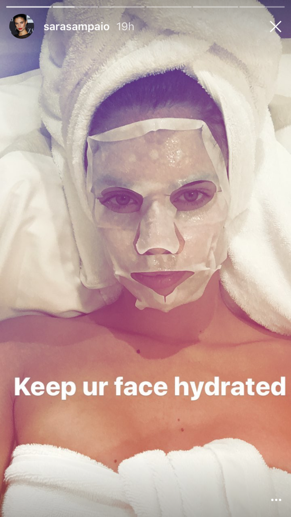 Durch all die Make-up-Looks ist die Haut der Models während der Fashionweek besonders belastet. Sara Sampaio weiß sich da zu helfen. In ihrem Hotelzimmer gönnt sie ihrer Haut ausreichend Feuchtigkeit und entspannt dabei im Bett. Durch all die Make-up-Looks ist die Haut der Models während der Fashionweek besonders belastet. Sara Sampaio weiß sich da zu helfen. In ihrem Hotelzimmer gönnt sie ihrer Haut ausreichend Feuchtigkeit und entspannt dabei im Bett.