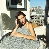 Bevor sie am Abend die Show von DKNY eröffnet, bleibt Bella Hadid am Morgen erst einmal in ihrem New Yorker Hotel. Eingekuschelt in eine Wolldecke kann sie hier die Aussicht über die Metropole genießen und sich noch etwas Erholung gönnen.