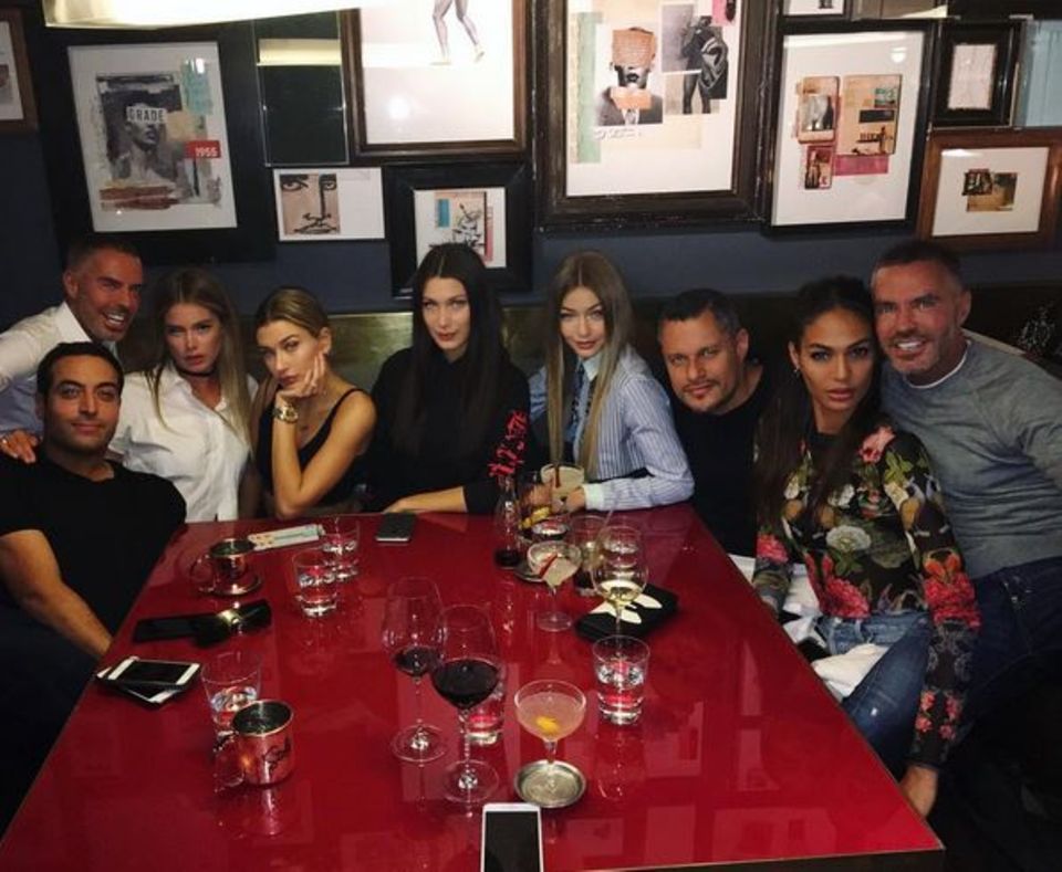 Kaum ist die "Versace"-Show durch, darf geschlemmt werden. Doutzen Kroes, Joan Smalls, Bella Hadid, Hailey Baldwin und Gigi Hadid treffen sich im Restaurant "Ceresio" und stoßen mit Wein auf ihren Erfolg an.