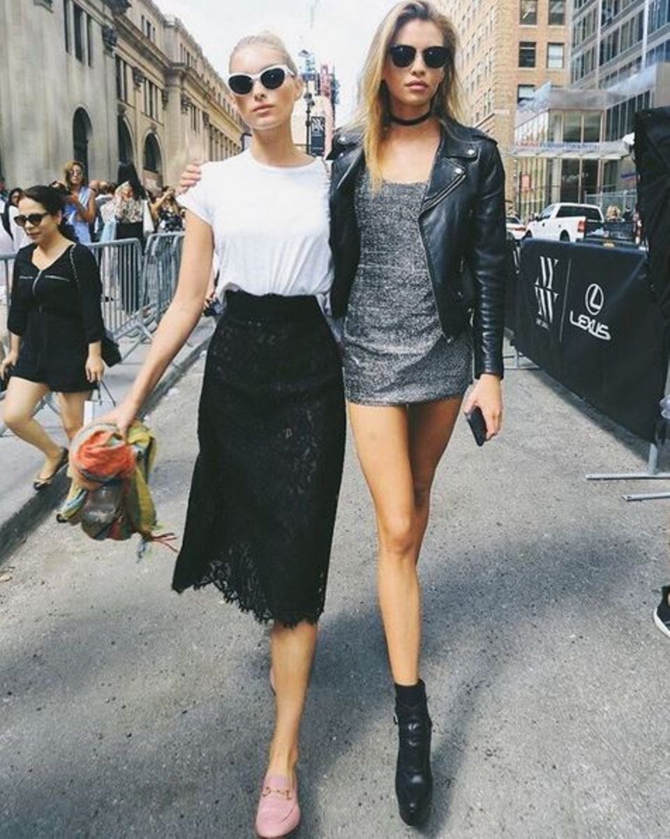 12. September: Sie laufen nicht nur zusammen über den "Victoria's Secret"-Catwalk. Auch New Yorks Straßen machen Elsa Hosk und Stella Maxwell gemeinsam unsicher.