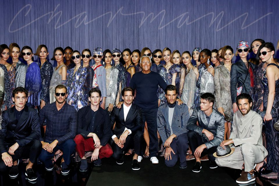 Die Models und der Meister: Das Gruppenbild mit Star-Designer Giorgio Armani ist Pflicht.
