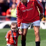 2000 feiert David Beckham den Sieg der "Premier League" mit seinem Verein Manchester United. Söhnchen Brooklyn ist damals gerade einmal ein Jahr alt war.