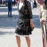 Im schwarz-weißen Spitzen-Outfit begeht Prinzessin Mette-Marit den Gedenkgottesdienst für die Opfer der Terroranschläge vom Juli 2011.