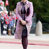 Verspielt und doch elegant im brokatverzierten, lilafarbenen Mantel empfängt Prinzessin Mette-Marit den Staatsbesuch aus Singapur.