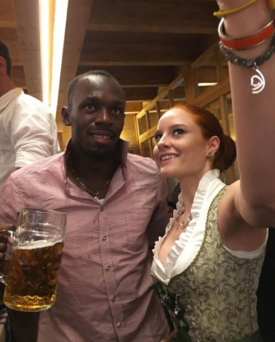Während des Oktoberfestes schnappt sich Topmodel Barbara Meier Leichtathletik-Star Usain Bolt für ein Selfie. Während des Oktoberfestes schnappt sich Topmodel Barbara Meier Leichtathletik-Star Usain Bolt für ein Selfie.