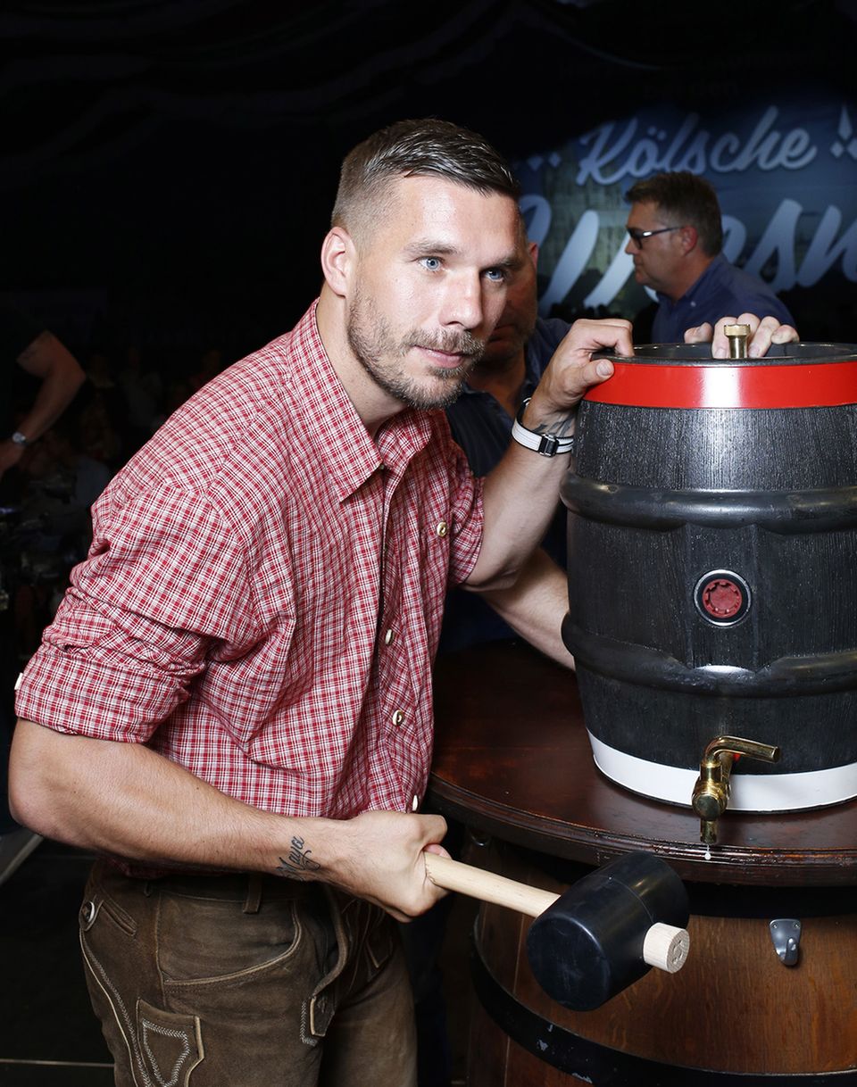 Fußball-Star Lukas Podolski sorgt auf der "Kölsche Wiesn" dafür, dass das Bier fleißen kann.