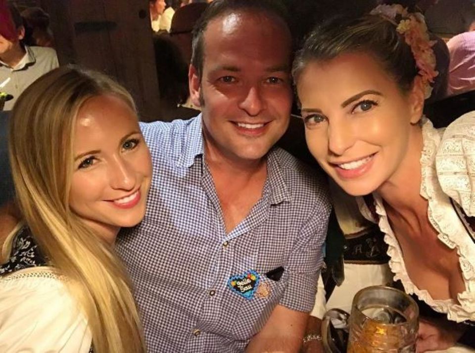 Giulia Siegel zeigt sich ganz privat auf der Wiesn. Neben ihr Robert Kranke und eine Freundin.