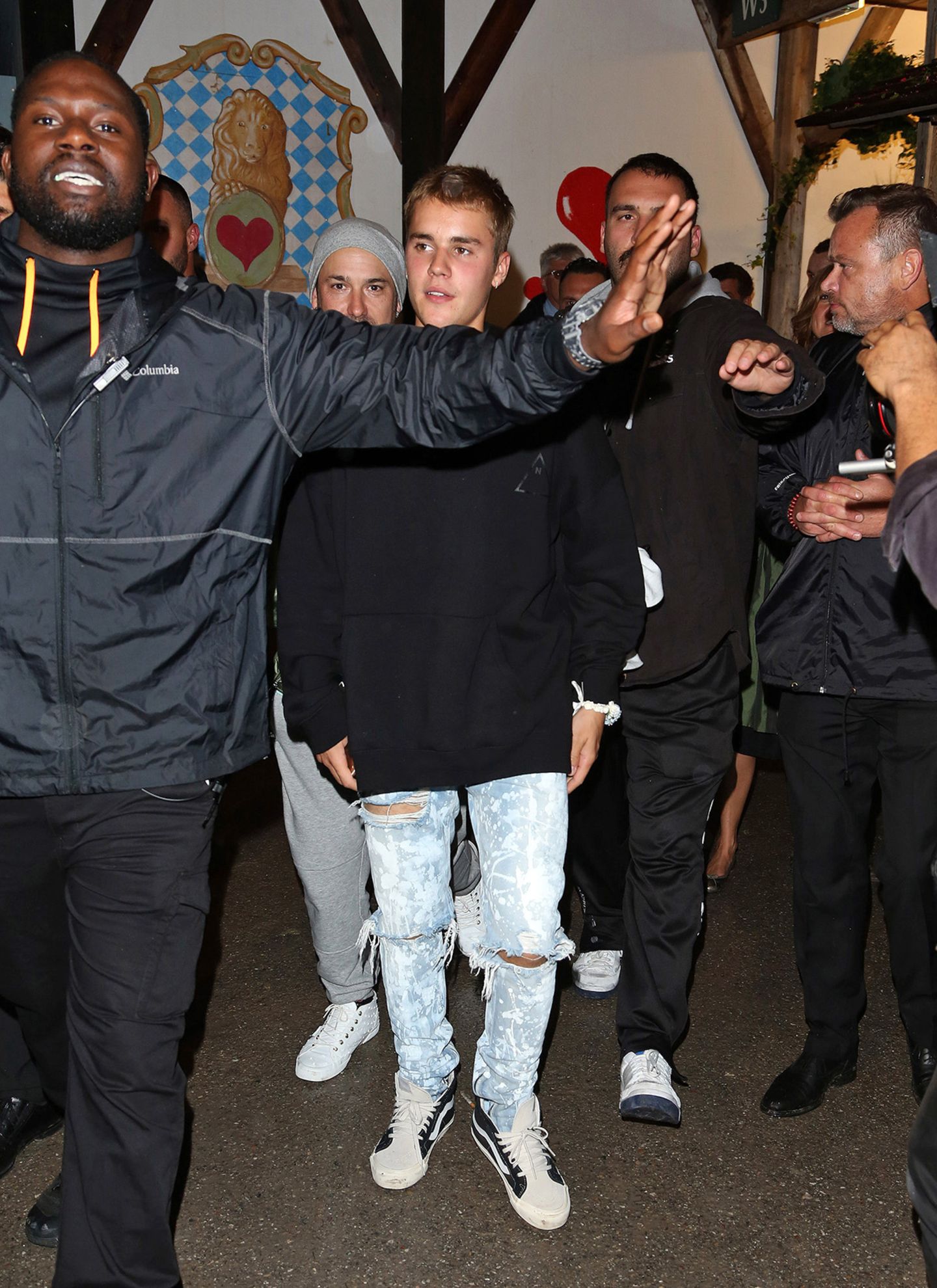 Ein Bieber in Bayern! Genauer gesagt gleich zwei, denn Überraschungsgast Justin Bieber hat bei seinem Besuch des Oktoberfests gleich seinen Vater Jeremy mitgebracht. Ebenso wie jede Menge Bodyguards.