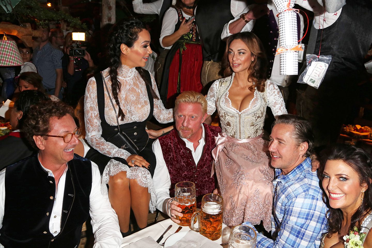 Feier-Freunde! Boris Becker, Lilly, Verona und Franjo Pooth lassen es sich gemeinsam im Käfer-Zelt gut gehen.